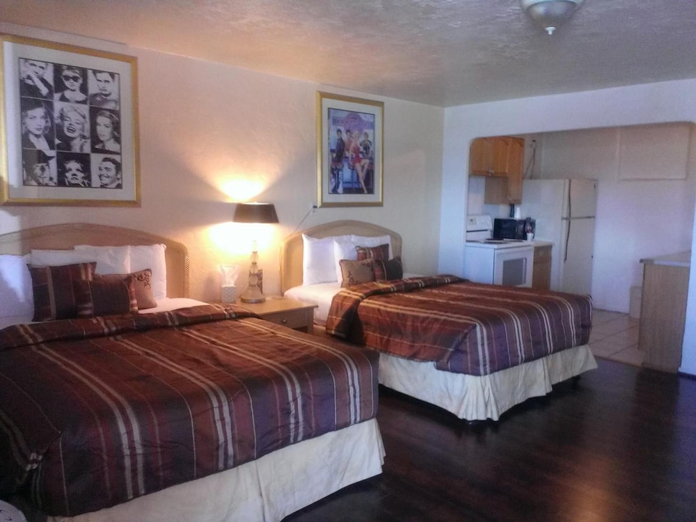 El Trovatore Motel - photo 13