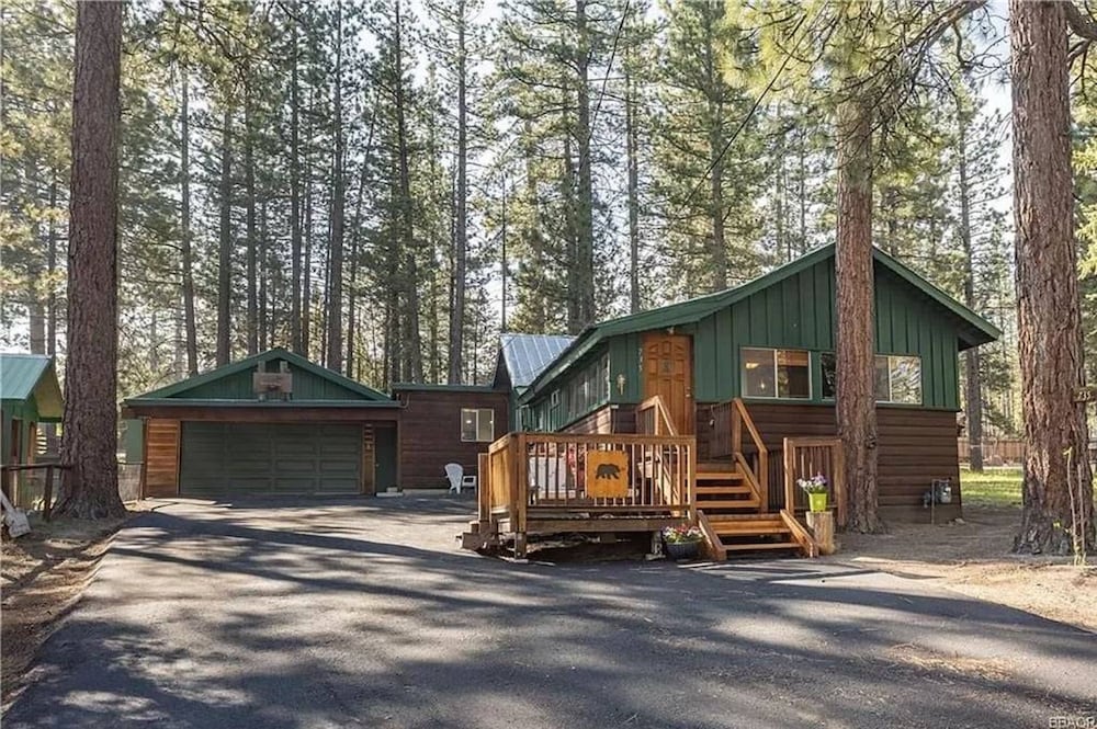 Evergreen Paradise Beautiful newly remodeled cabin with Hot Tub and Game Room — 4-Star Luxury Hotel in Big Bear Lake, United States
