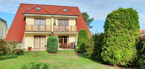 Ferienwohnung Gartentraum mit tollem Rasengarten — 4-Star Luxury Hotel in Karlshagen, Germany