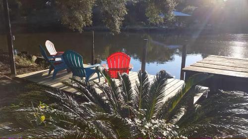4br Coastal Home I Sleeps 12 I Dock & Firepit — 4-Star Luxury Hotel in Gautier, United States
