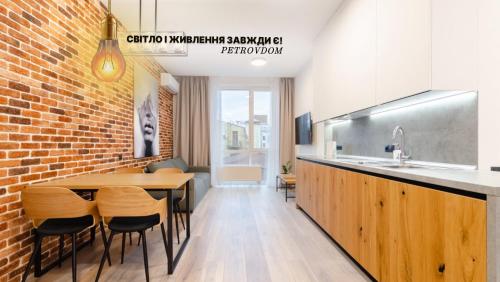 ВВВ 3 161 Yaroslaviv Grad Bulvarno Kudriavska 17 Kyiv centre Golden Gate metro nearby stunning city view 15 kW backup power Petrovdom Apartment — 4-Star Luxury Hotel in Kyiv, Ukraine