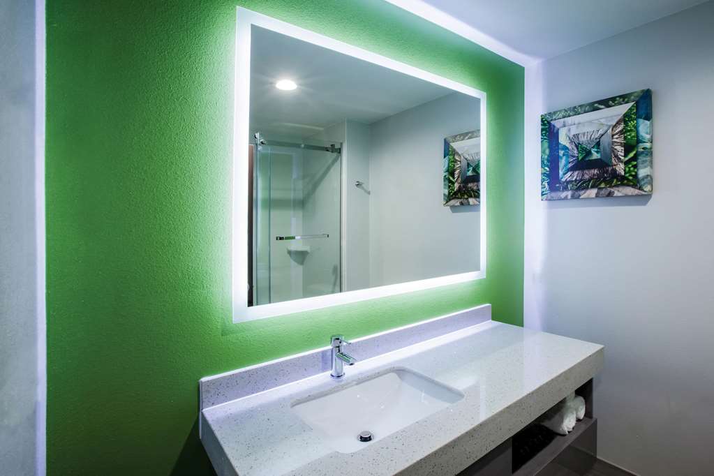 La Quinta Inn & Suites by Wyndham Owasso - photo 17