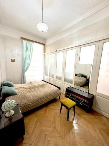 Old Tbilisi Authentic spacious 3BR Apartment with Balcony Walk to Freedom Sq Family friendly