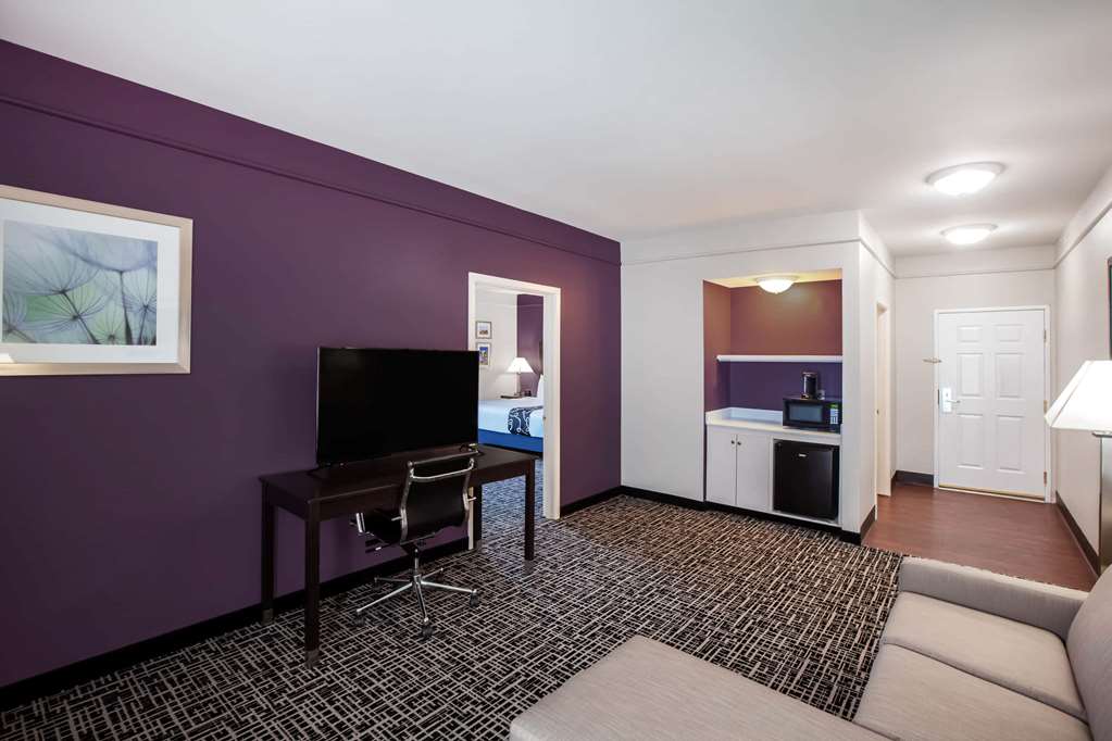 La Quinta Inn & Suites by Wyndham Lubbock North - photo 19