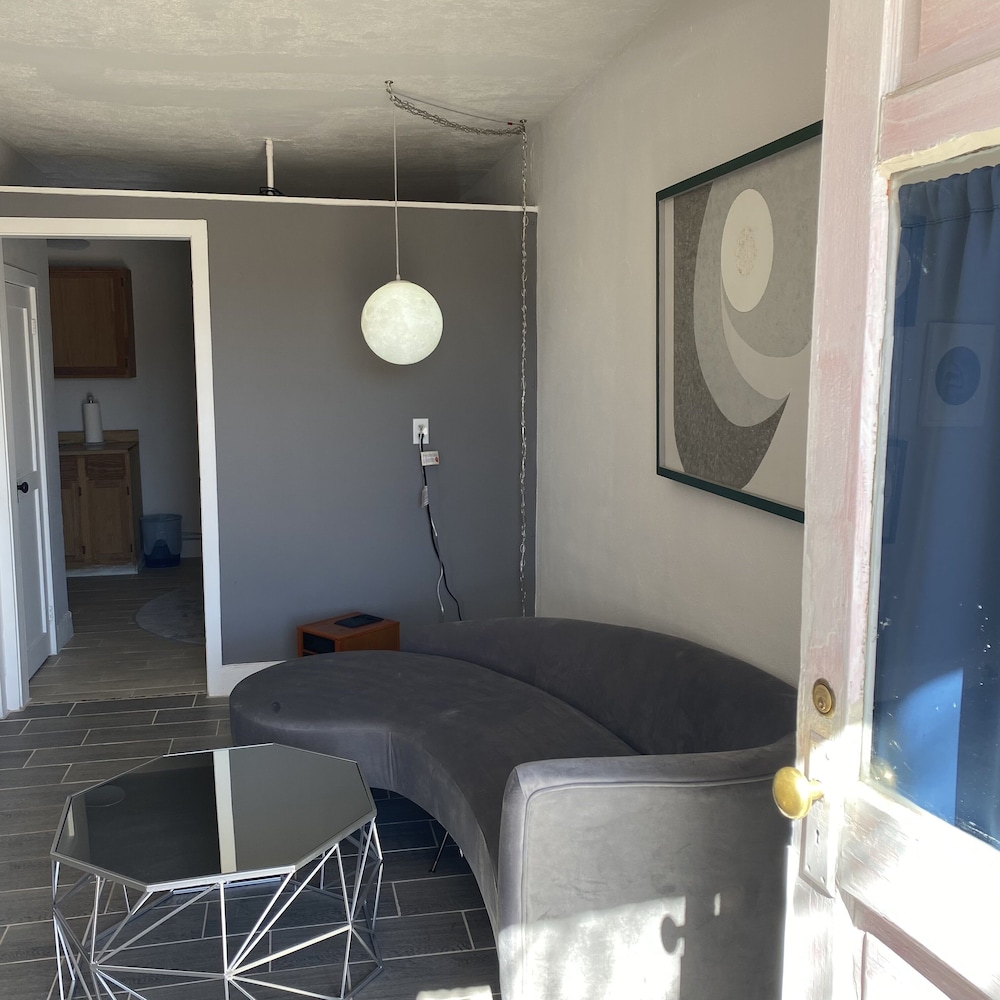 Charles Motel & Hotsprings - photo 16