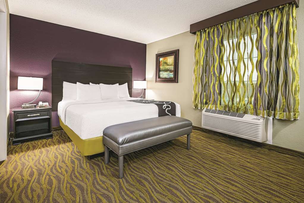 La Quinta Inn & Suites by Wyndham Laredo Airport - photo 31