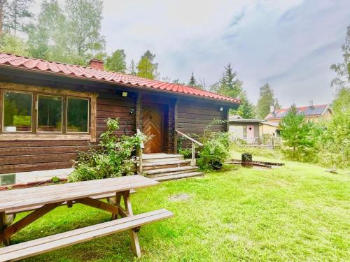 Charmig stuga mitt i naturen — hotel in Upplands Vaesby