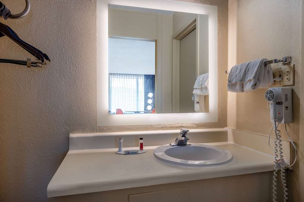 Howard Johnson Hotel & Conference Center by Wyndham Salem - photo 12