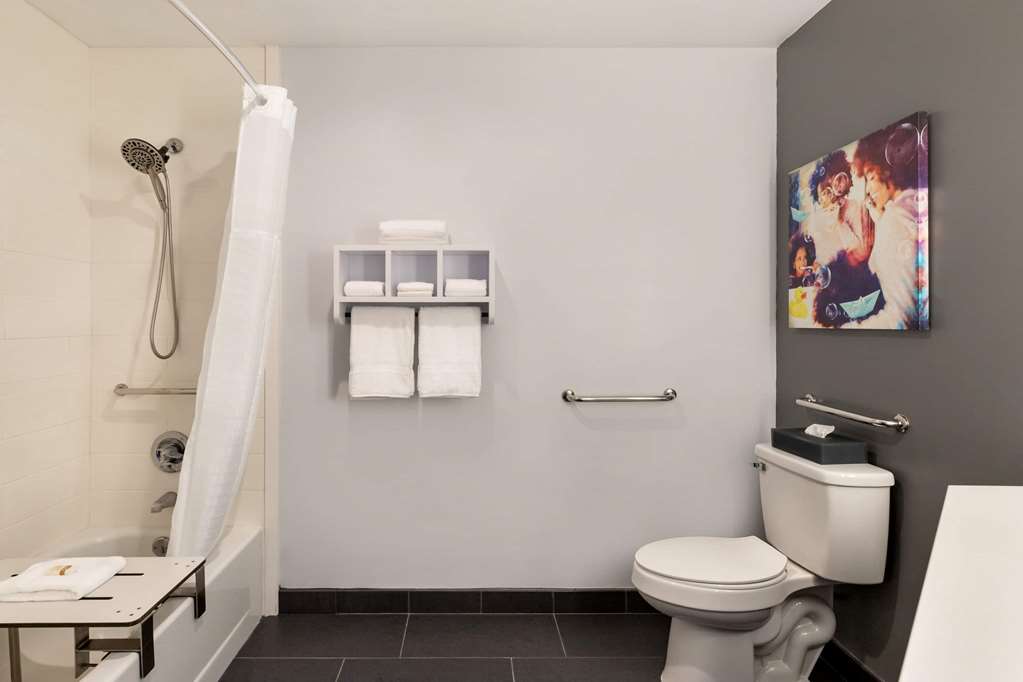 La Quinta Inn & Suites by Wyndham Dothan - photo 36