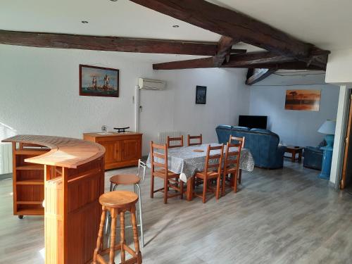 Appartement Tres Spacieux 4 Chambres 6 Couchages — 4-Star Luxury Hotel in La Villedieu-Du-Clain, France