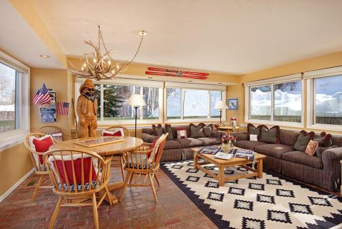 Snowmass Home with Hot Tub Decks & Mountain Views 921 by RedAwning — 4-Star Luxury Hotel in Snowmass Village, United States