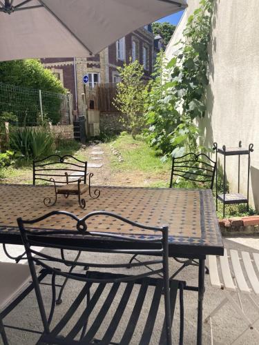 Maison Etretat a 50 Metres de la Plage — 4-Star Luxury Hotel in Etretat, France