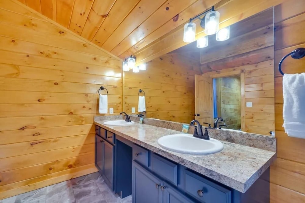 Sensational Views 4 Bedroom Cabin by Heavenly Views Resort - photo 27
