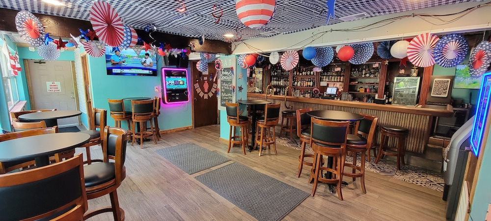 Upper Deck Hotel and Bar Adults Only - photo 24