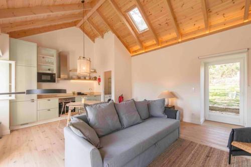 Walnut Cottage Cosiness between hills and sea.