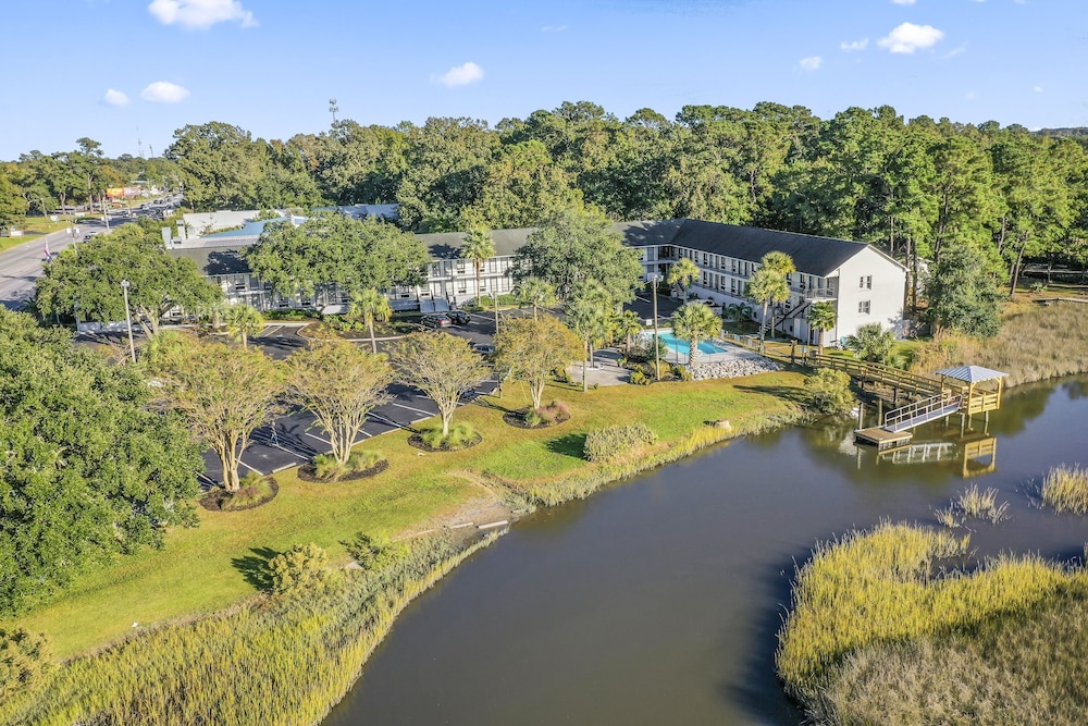 Creekside Lands Inn - photo 33