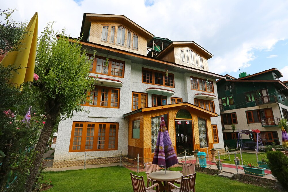 OYO 9084 Hotel Tourist Palace in Pahlgam, India