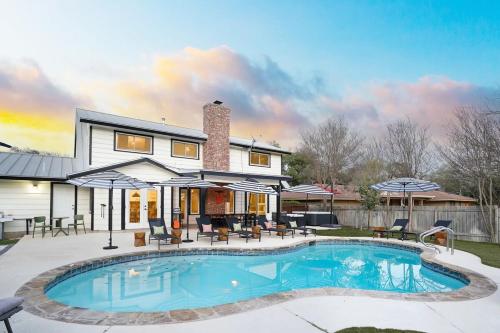 Large Pool&Mini Golf HotTub Near Alamo&Riverwalk in San Antonio, United States