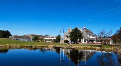 Helios Met Zonnig Terras Eigen Keuken Verwarmd Binnen Zwembad Nabij Dorp Duinen Strand En Vuurtoren — 4-Star Luxury Hotel in Hollum, Netherlands