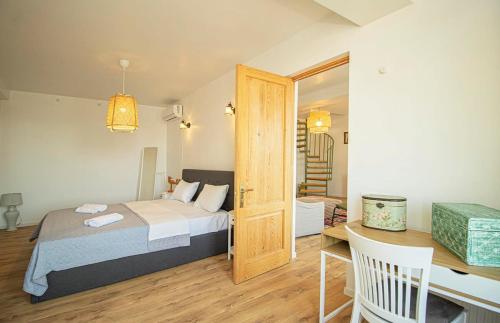 3BR Scenic Terrace Apt in Abanotubani By Wehost