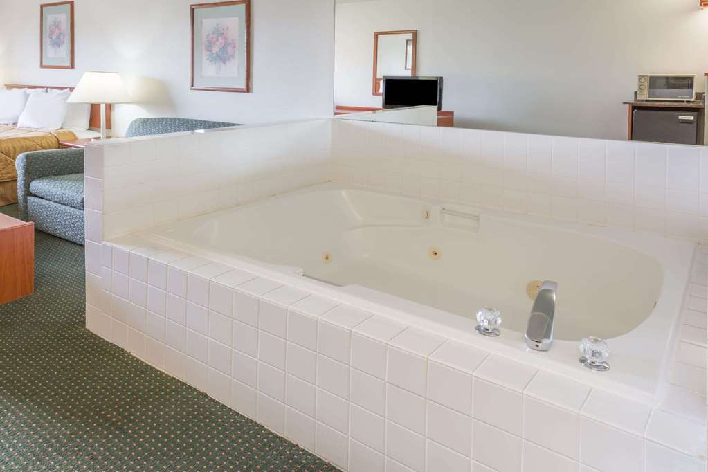 Travelodge Suites by Wyndham Newberg - photo 39