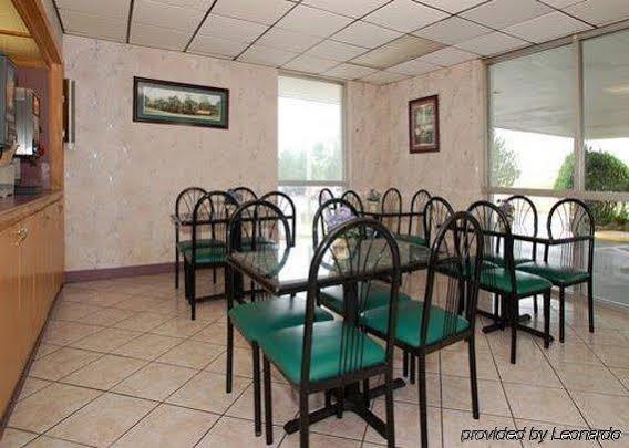 Econo Lodge Airport - photo 6
