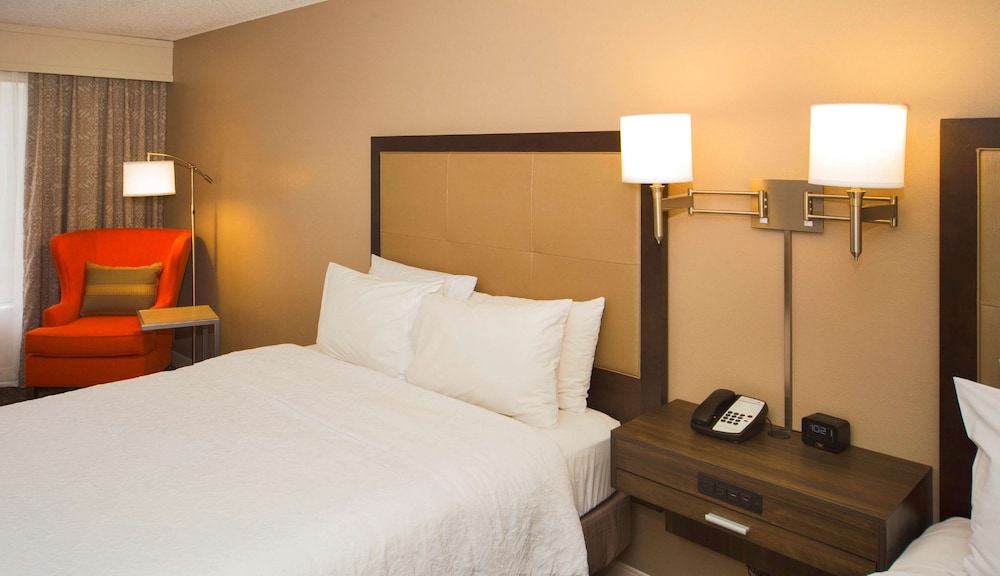 Hampton Inn & Suites Valdosta Conference Center - photo 21