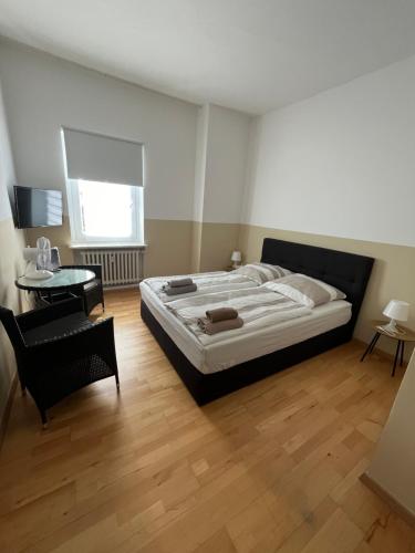 Doppelzimmer mit Bad TV Külschrank 9 - last minute hotel in Unknown City