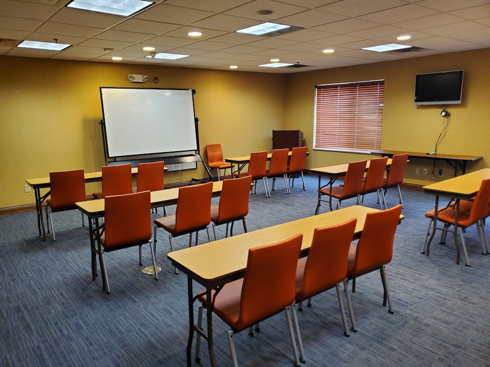 Holiday Inn Express & Suites Mattoon by IHG - photo 26