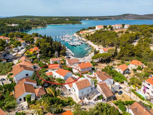 Heated Pool Villa Sea View 4 Bedrooms Near Beach Milna Bay — 4-Star Luxury Hotel in Milna, Croatia