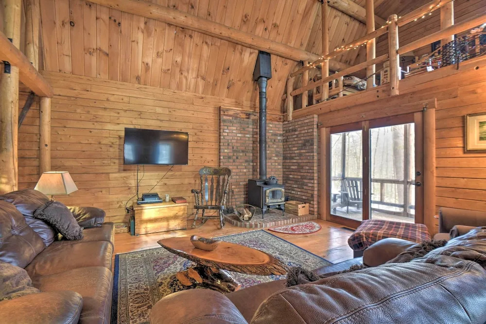 Rustic Madison Treehouse Cabin with Game Room — 4-Star Luxury Hotel in Madison, United States