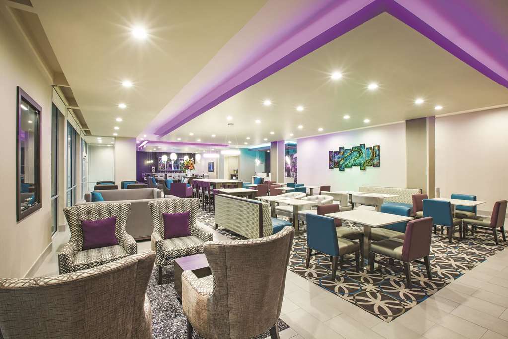 La Quinta Inn & Suites by Wyndham McAllen La Plaza Mall - photo 42