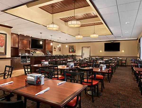 Ramada Burlington Hotel & Conference Center - photo 12