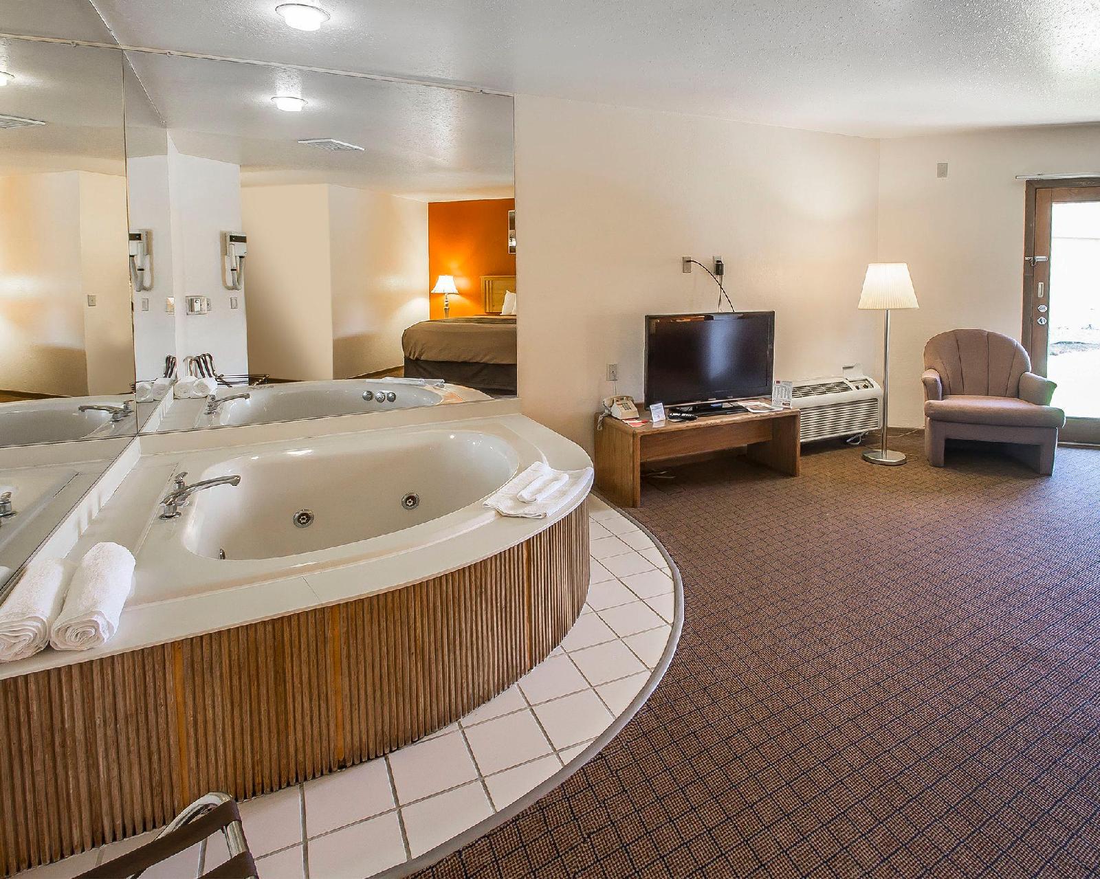 Econo Lodge Inn & Suites - photo 22