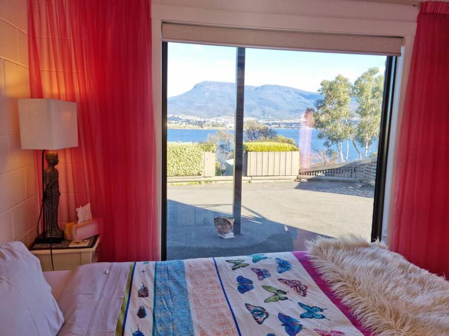 Waterfront Abode 2 Bedrooms — 4-Star Luxury Hotel in Hobart, Australia