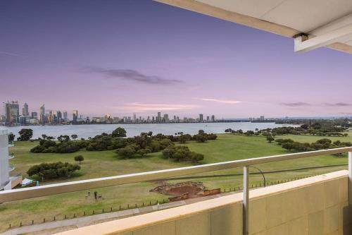 The Swan Park & River Views Next To Perth Zoo - carbon neutral hotel in Unknown City