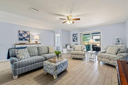 Fully Equipped Beach Paradise Walk to Beach — 4-Star Luxury Hotel in Saint Augustine, United States