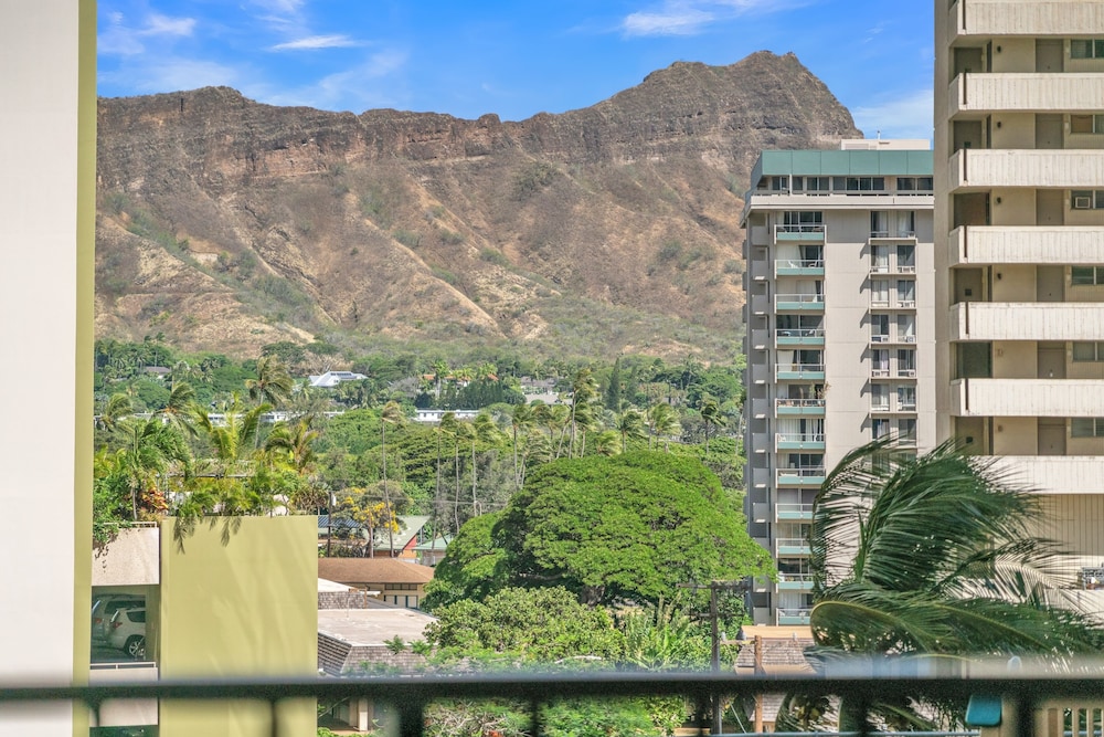 Deluxe Waikiki Condo Pool View FREE Parking & Wi Fi by Koko Resort Vacation Rentals - photo 16