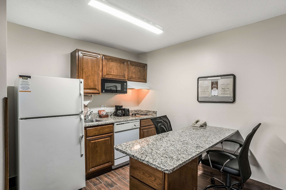 MainStay Suites Cedar Rapids North Marion - photo 31