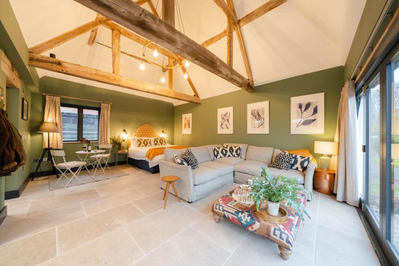 Spinney a unique open plan barn with private garden in Evesham, United Kingdom