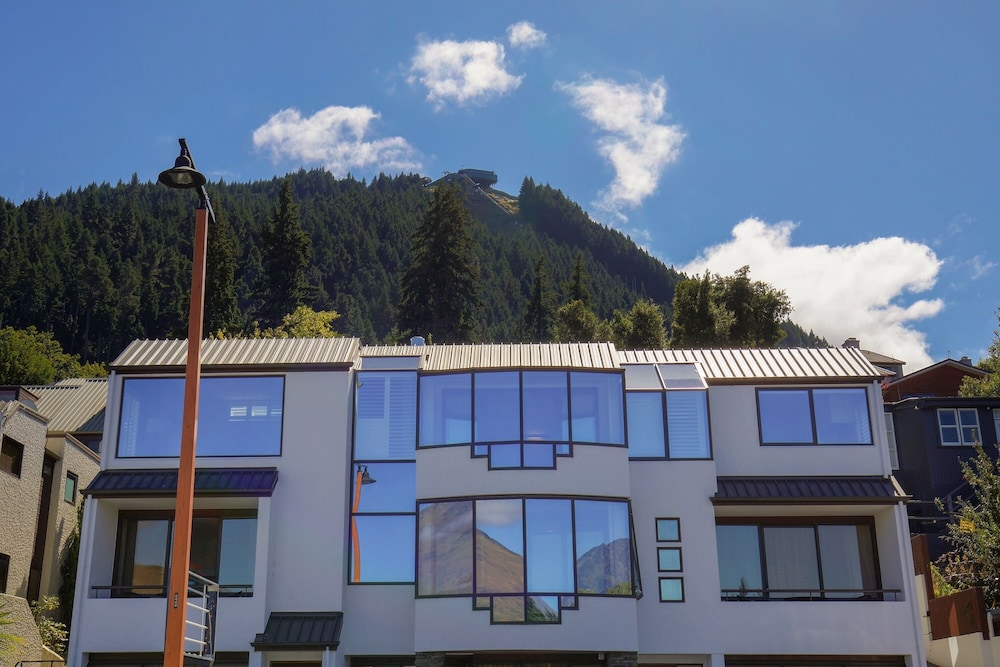 Queenstown House Lakeside Apartments — 5-Star Luxury Hotel in Queenstown, New Zealand