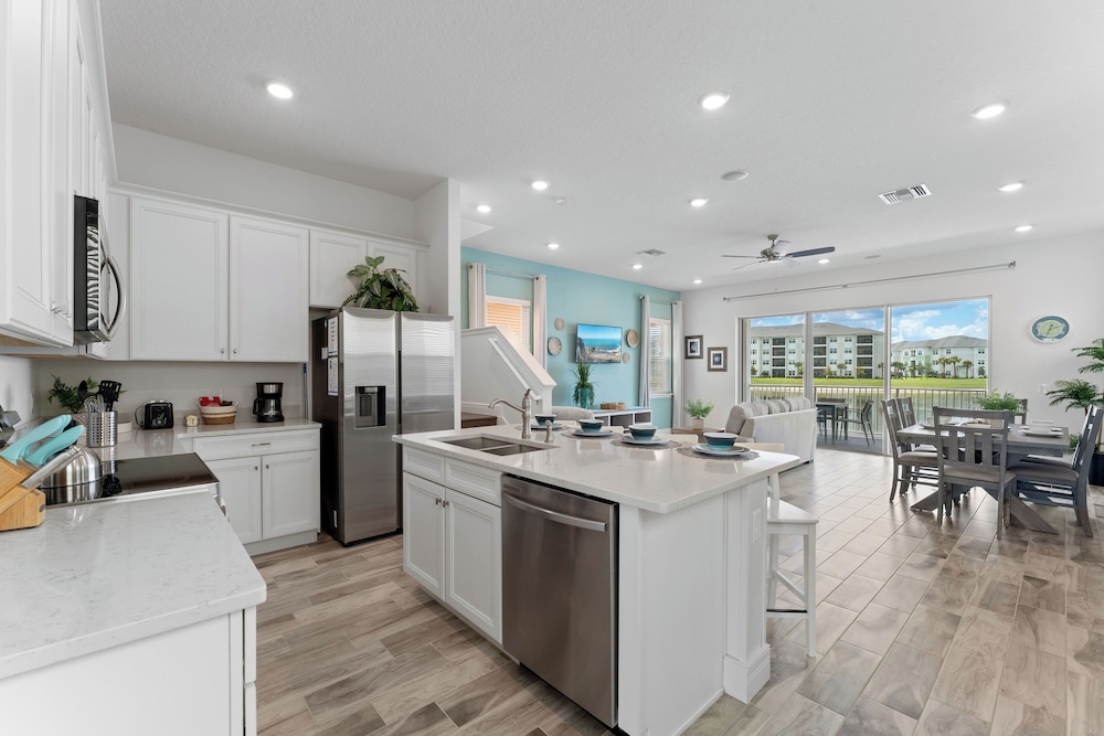 Way Too Many Bottles — 4-Star Luxury Hotel in Kissimmee, United States