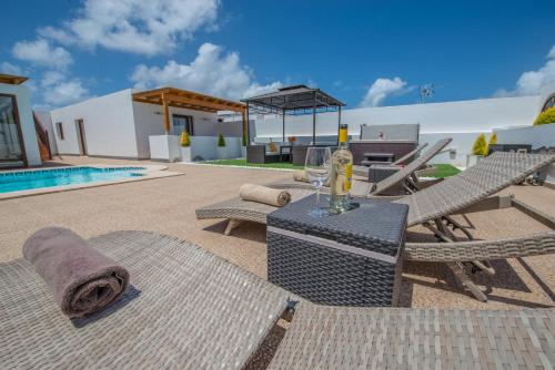 Villa Bonilla Con Piscina Climatizada Y Jacuzzi — 4-Star Luxury Hotel in Playa Blanca, Spain