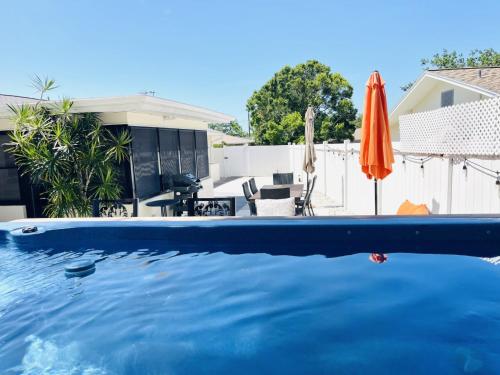Beach Resort Retreat Accessible Home With Jacuzzi — Largo