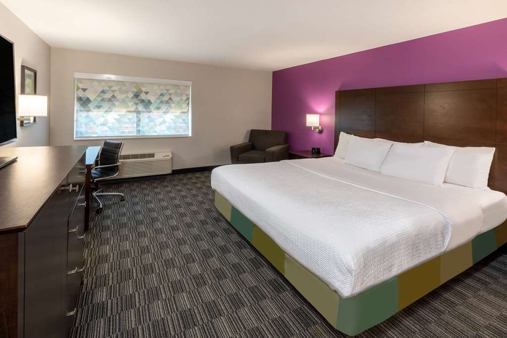 La Quinta Inn & Suites by Wyndham Houston NW Brookhollow - photo 19