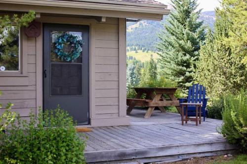 Condo Adjacent Nordic Ski Fireplace & Indoor Pool — 4-Star Luxury Hotel in Big Sky, United States