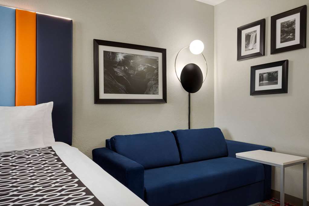 La Quinta Inn & Suites by Wyndham Oxford Anniston - photo 40