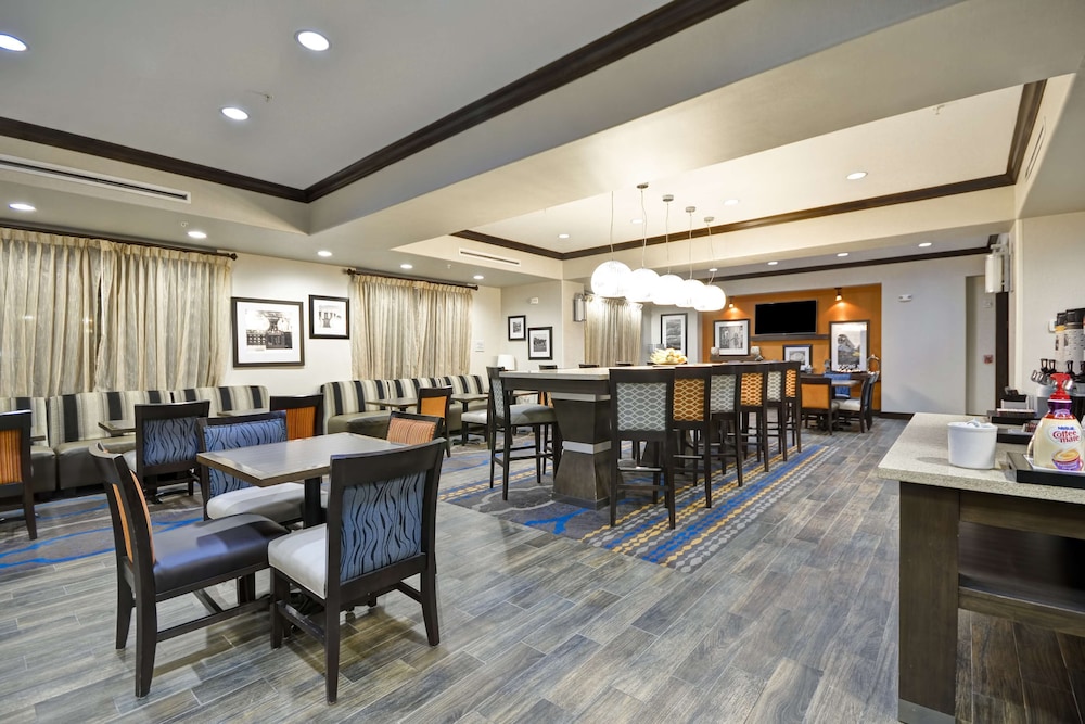 Hampton Inn Kenedy - photo 5