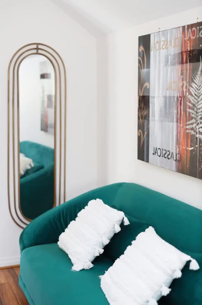 StayAU 4BRM Chic Urban Retreat — 4-Star Luxury Hotel in Officer, Australia