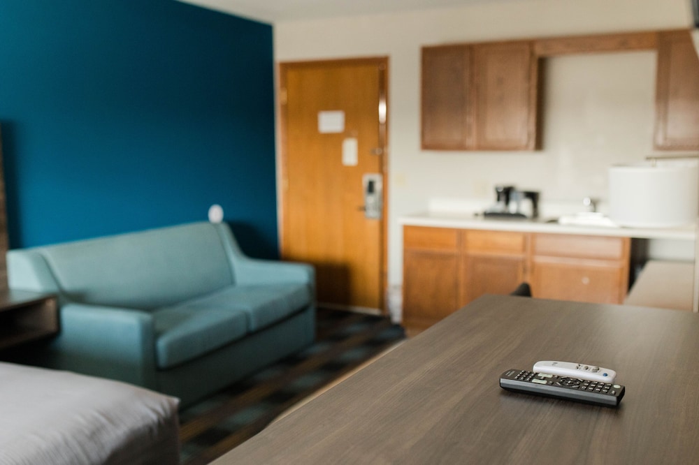 Travelodge by Wyndham Escanaba - photo 4